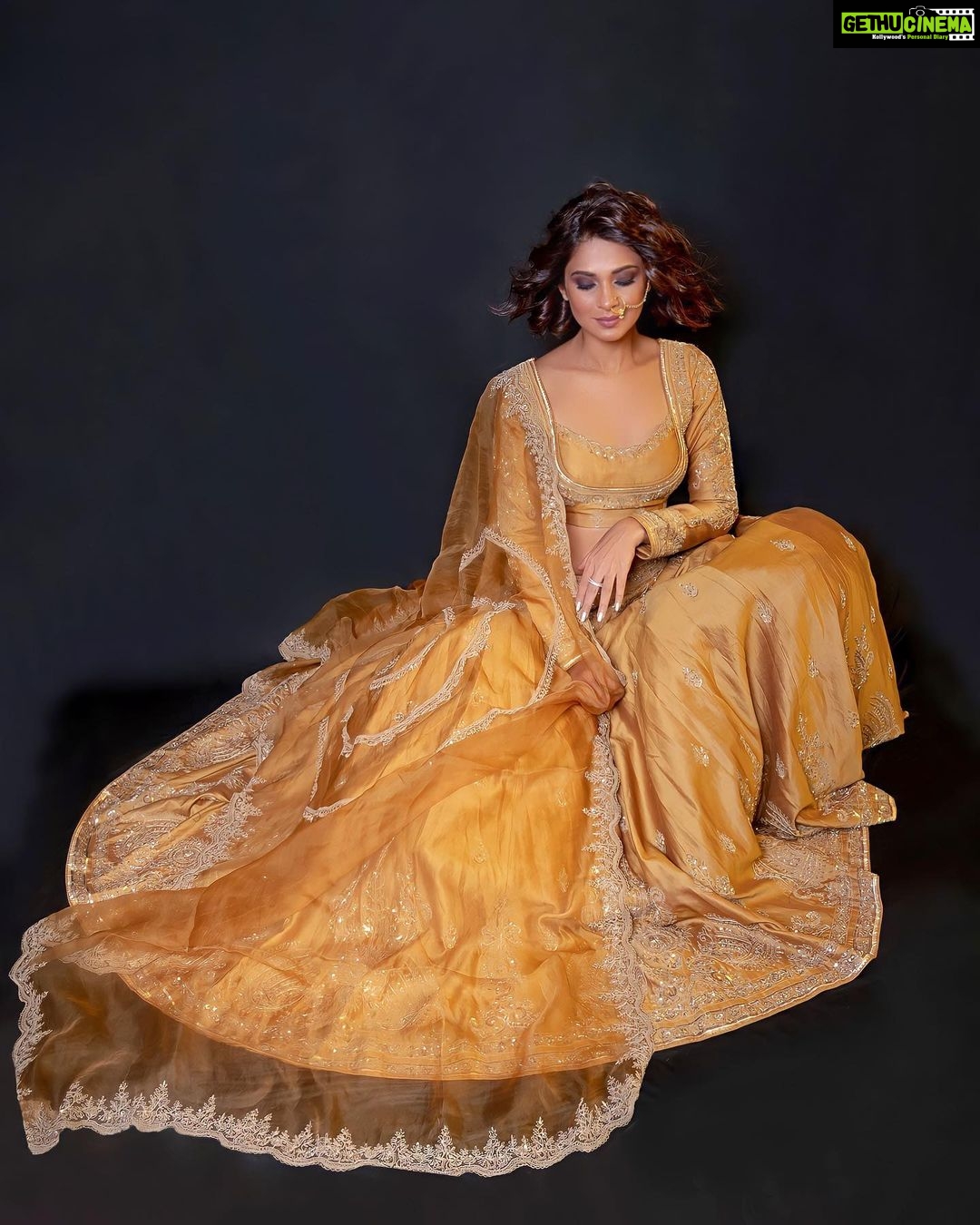 Jennifer Winget Instagram - Hello Monday!! ☀️💛 Outfit @jigarmaliofficial Nath @narayanjewels Ring @anaqajewels Styled by @natashaabothra Team @priyankaa.a_91 @dhwaniivithalani_22 Makeup @sonamvaghani.mua Hairstylist @hairbysharda 📸@ashish_ojha_photography
