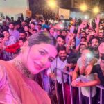 Kainaat Arora Instagram - When the whole world is standing against You.. just turn around and take a selfie ☺️ 🌸 🌸 Patna waalo you were Love ❤️ 🙏🙏🙏🙏🙏🙏 🌸 🌸 The Biggest #Dandiya #Bash .. Thank you @dainikjagrannews for having me As Your guest of honour & Gratitude For so much love #PatnaWaalo for a full house #concert #KainaataroraLive #KainaataroraConcert #Kainaatarorafans #Gratitude #Humbeled #ForeverGreatful Business manager: 📞: @business.manager_kainaat MUA : #Kainaataroramua Hair : @simaraj482 Patna, India