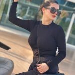 Kainaat Arora Instagram - Black says I don’t Bother You & You Don’t Bother me … 🖤 🖤 🖤 🖤 🖤 🖤 #kainaatarora SAL at Burj Al Arab