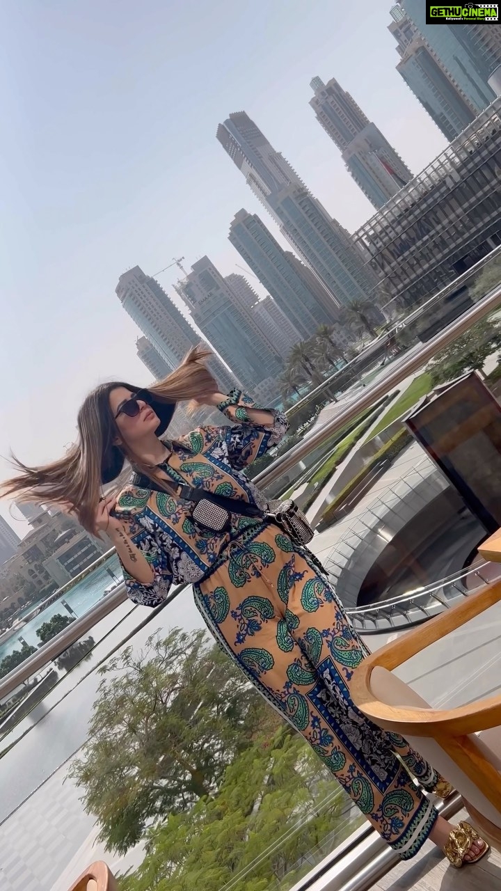 Kainaat Arora Instagram - HE WHO RETURNS FROM A JOURNEY IS NOT THE SAME AS HE WHO LEFT….. . . . #EnjoyYourJourney #Life #love #Live #LetsGo . #kainaatarora Burj Khalifa Armani Hotel