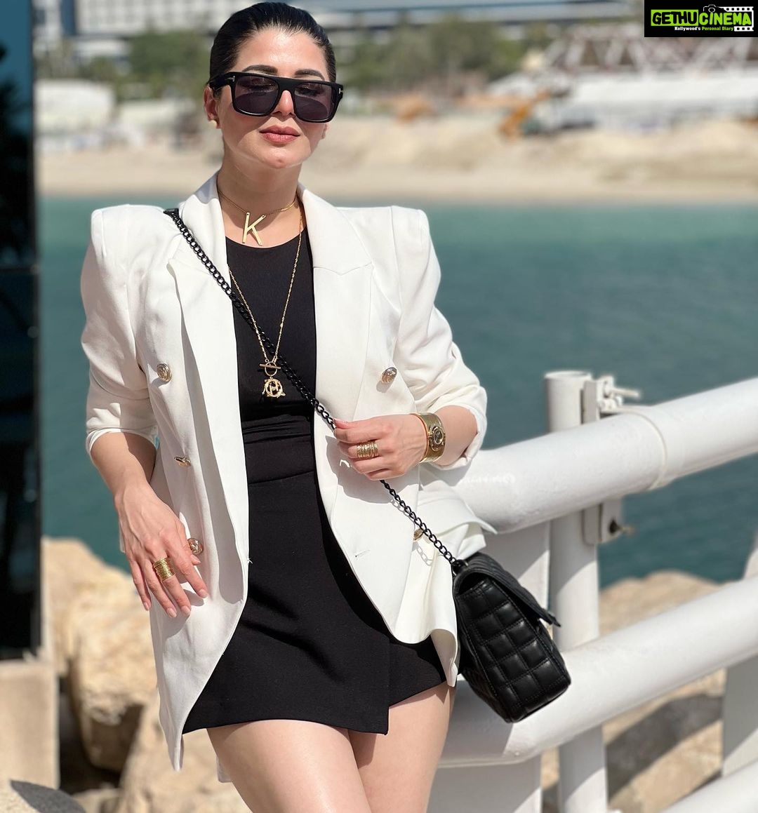 Kainaat Arora Instagram - Keep Your Face Always Towards The Sunshine ☀️ & Shadows Will Fall Behind You .. 🤍 🤍 🤍 🤍 🤍 #Kainaatarora Burj Al Arab