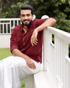 Kalidas Jayaram Instagram - Wishing you all a happy and prosperous Diwali 🪔 

@kiransaphotography @kalwon_beauty @ganesh_hair_architect