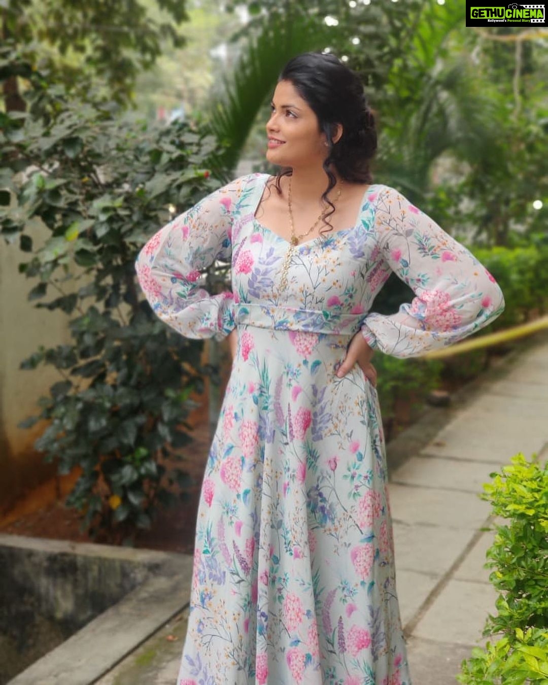 Kalpika Ganesh Instagram - I’m a fairy tale for humans who treat me as princess Else I’m that strict principle from your school/college you hated PS - I’m from @bhavanitess Bhavans Degree College., where everyone used to call our principle Y ASHOK Coz his initial was Guess?? Comment in the section below!! #kalPuns #kalpquotes #iamkalpika #kalpika #phoneclicks #noedit Botanical Garden,Kondapur