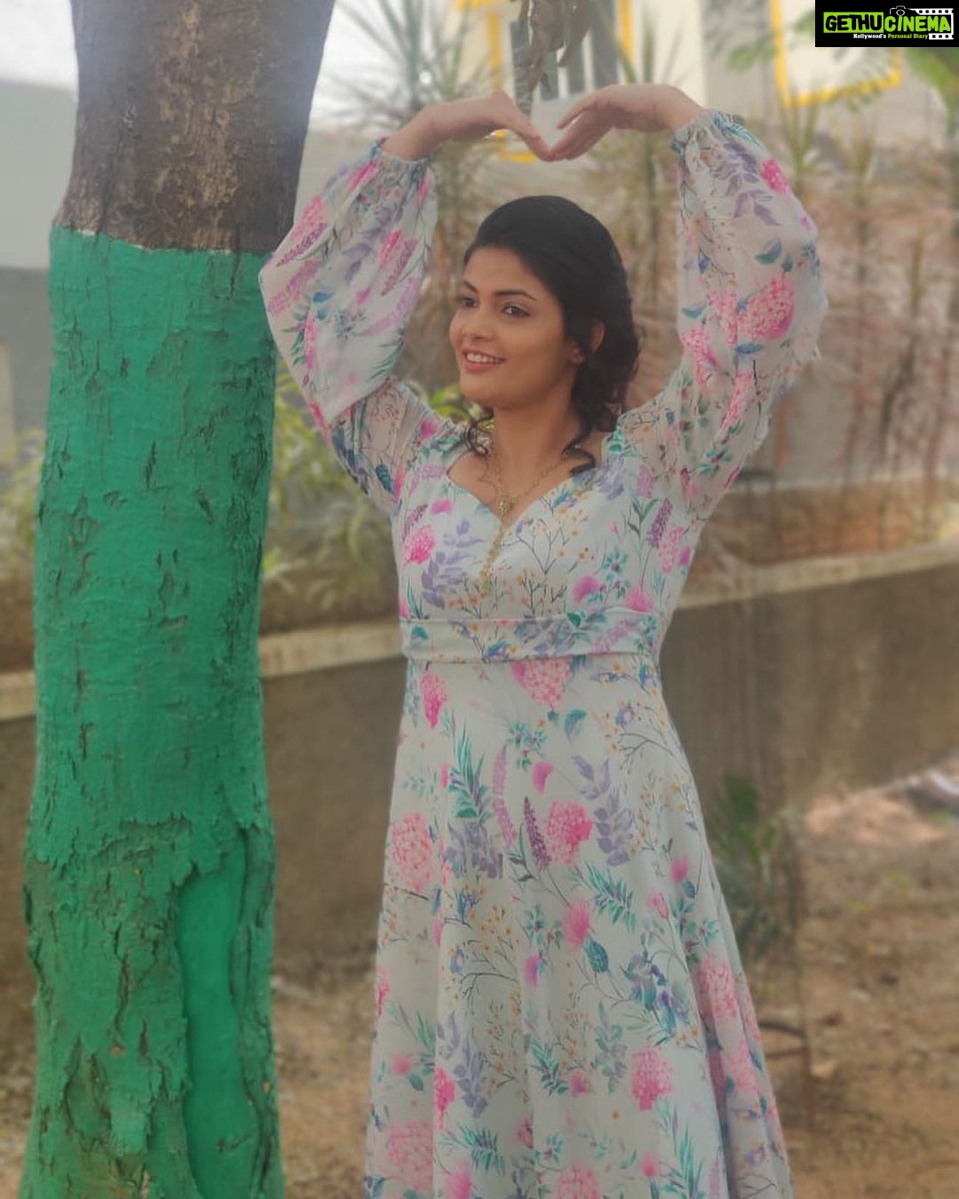 Kalpika Ganesh Instagram - I’m a fairy tale for humans who treat me as princess Else I’m that strict principle from your school/college you hated PS - I’m from @bhavanitess Bhavans Degree College., where everyone used to call our principle Y ASHOK Coz his initial was Guess?? Comment in the section below!! #kalPuns #kalpquotes #iamkalpika #kalpika #phoneclicks #noedit Botanical Garden,Kondapur