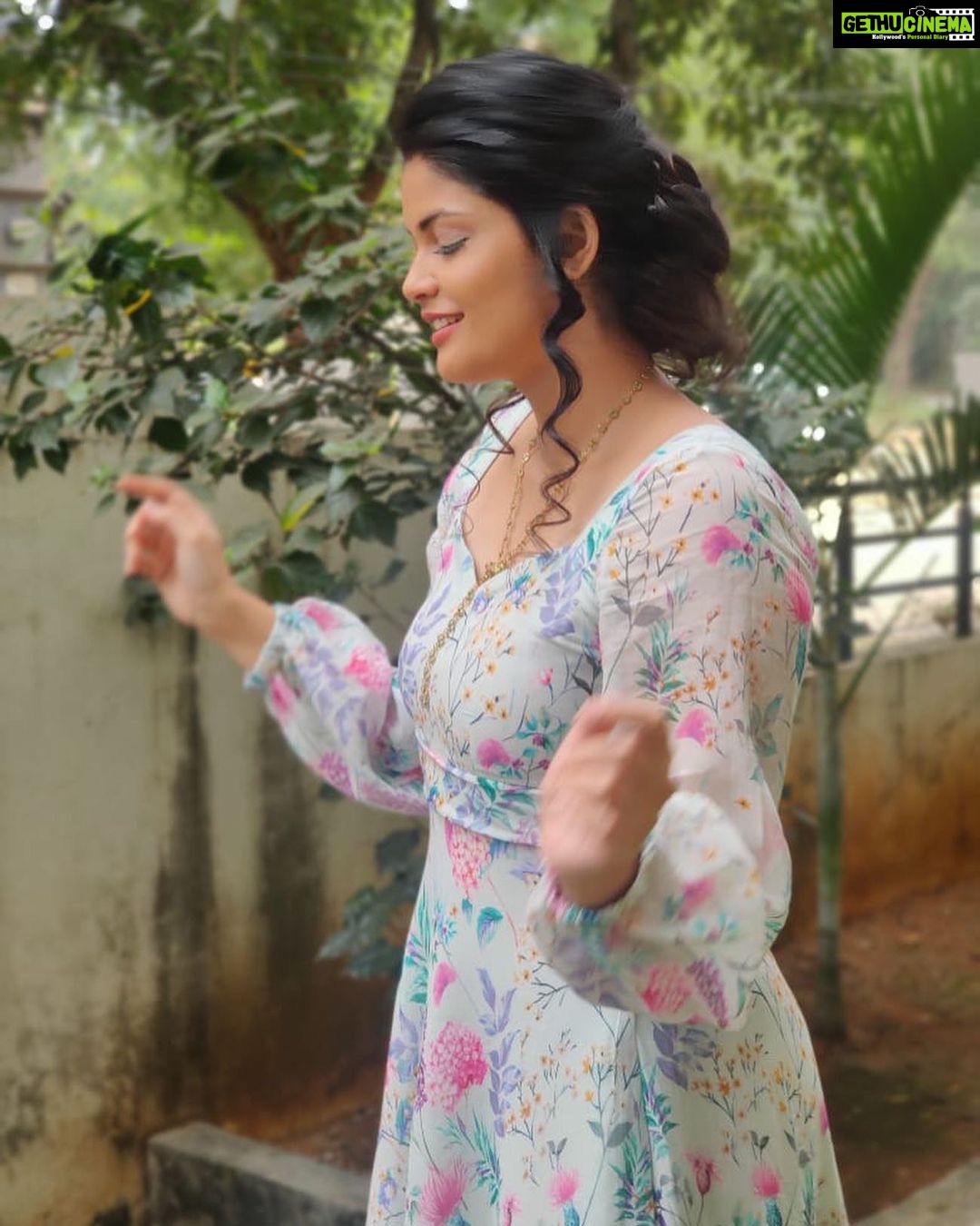 Kalpika Ganesh Instagram - I’m a fairy tale for humans who treat me as princess Else I’m that strict principle from your school/college you hated PS - I’m from @bhavanitess Bhavans Degree College., where everyone used to call our principle Y ASHOK Coz his initial was Guess?? Comment in the section below!! #kalPuns #kalpquotes #iamkalpika #kalpika #phoneclicks #noedit Botanical Garden,Kondapur