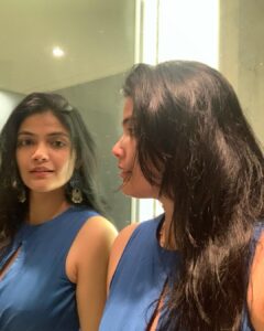 Kalpika Ganesh Instagram - IRRESISTIBLY ME💙🤍💙 Earrings @lowlaaku Wardrobe @ewoke.studio #iamkalpika #kalpika #blue #favcolor #mirrorselfie #iphonexr #iphonephotography