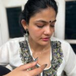 Kalpika Ganesh Instagram – செலுத்துகிறது
Celuttukiṟatu
#candid #iphoneonly #earlymorning #kalpika #iamkalpika #nosering #blackbindi #jhumki #fingerrings #stones #coffee #conversation #balcony #pony #tamil #iyengar
