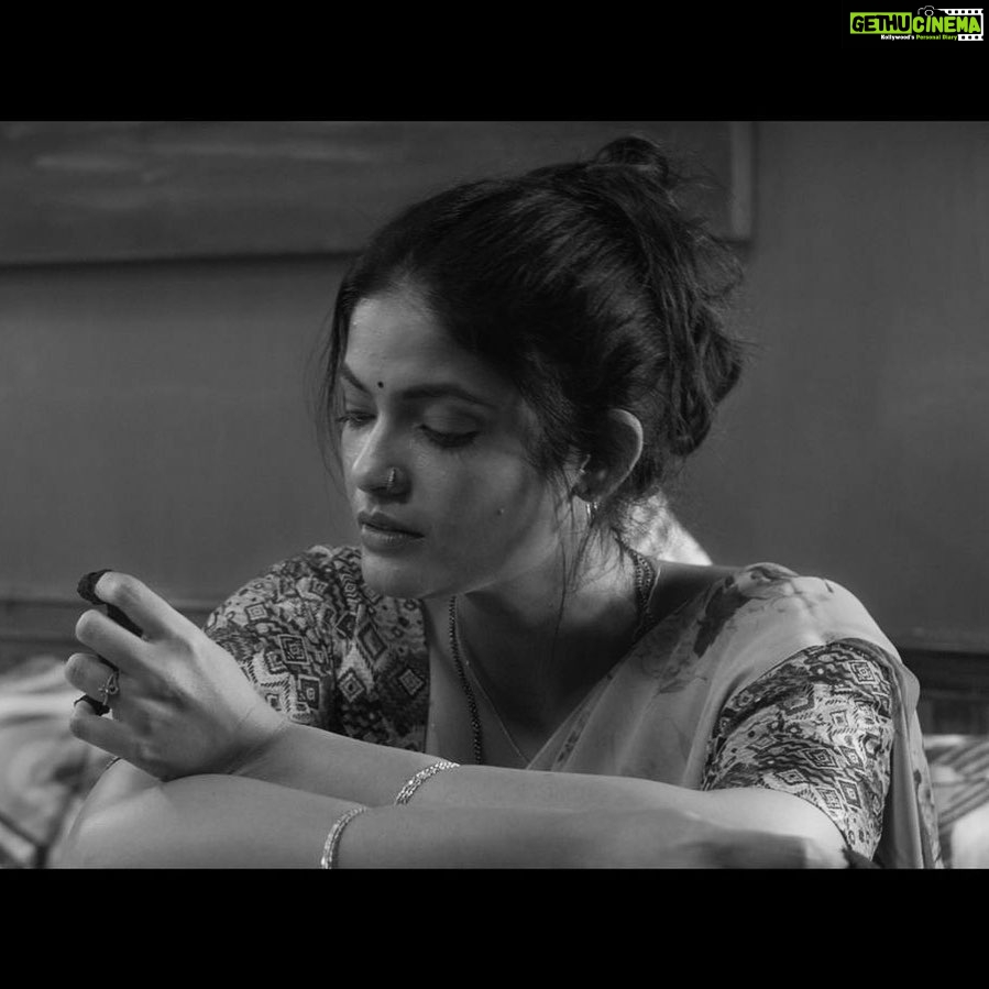 Kalpika Ganesh Instagram - EM AIPOYAVE @manisha.eerabathini @jashok7270 @composer_vishal @saipallavi.senthamarai @imsharwanand @hanurpudi @klichik #kalpika #iamkalpika #bnw #blackandwhite #saree #shortfilm #telugu #annapurnastudios