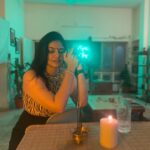 Kalpika Ganesh Instagram – @batasaristudios is a VIBE❤️‍🔥

@iambatasari sending you only and the utmost needed vibes💛

#kalpika #iamkalpika #iphonexr #candid #candle #vibe #batasaristudios #banjarahills #candid #light #lowlight