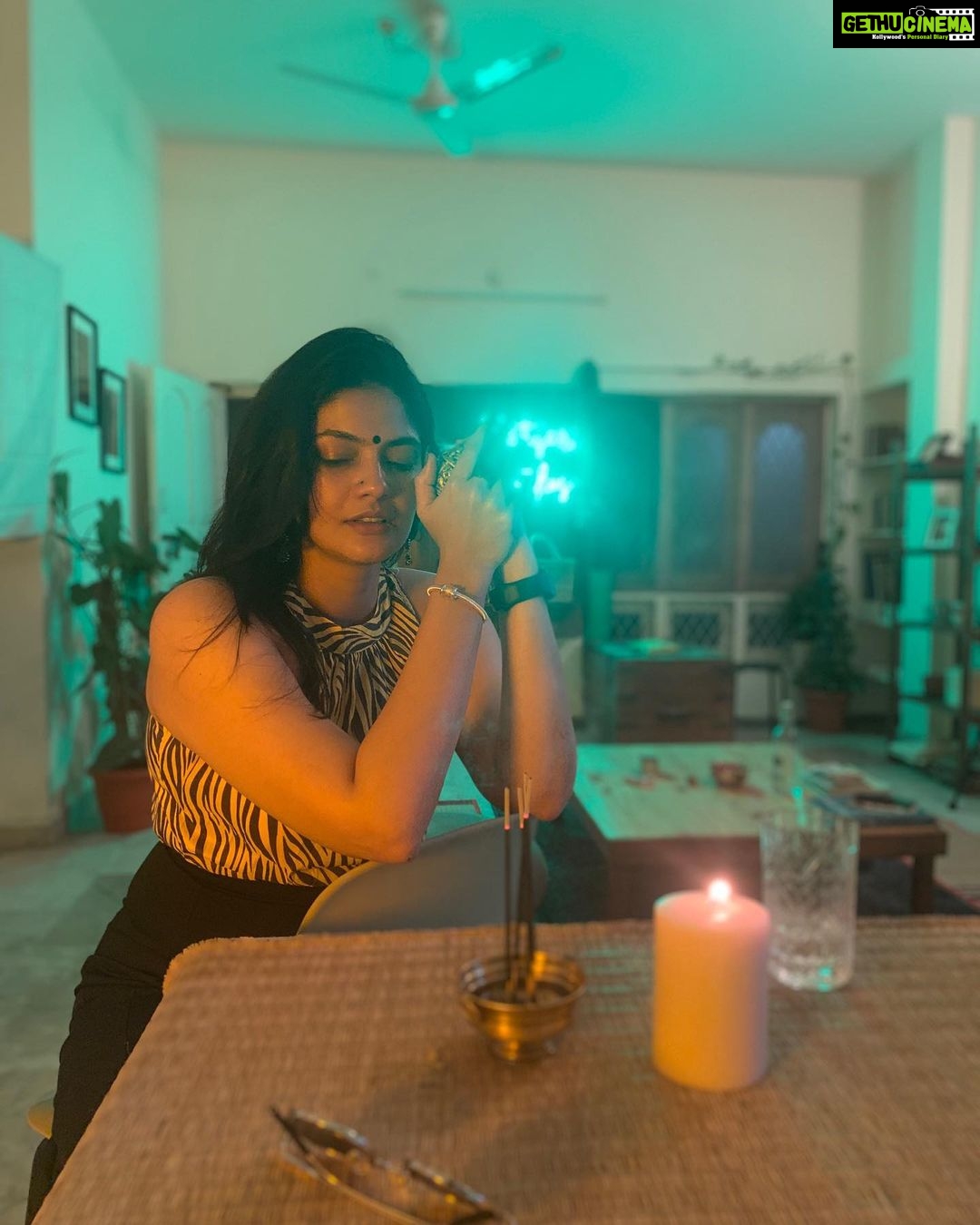 Kalpika Ganesh Instagram - @batasaristudios is a VIBE❤️🔥 @iambatasari sending you only and the utmost needed vibes💛 #kalpika #iamkalpika #iphonexr #candid #candle #vibe #batasaristudios #banjarahills #candid #light #lowlight