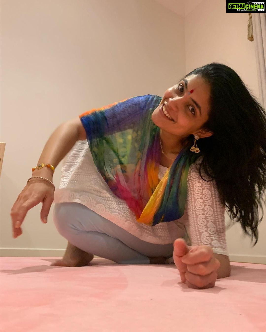 Kalpika Ganesh Instagram - Hello FRIDAY You better be as lively as me today to everyone out thereπ€β€οΈβπ₯ππ€ Kurti curated by @saja_official.in π€ Dupatta and ear rings by @worldof_sahaja #friday #peace #lively #iamkalpika #kalpika #phoneclicks #iphonexr #bindi