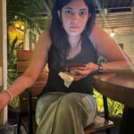 Kalpika Ganesh Instagram - Tissue can never be an issue❤️‍🔥 PC - @krishnashanthim love you for this candid #phoneclicks #candid #iphonephotography #nightlight #facelight #natural #iamkalpika #kalpikaganesh Makobrew World Coffee Bar