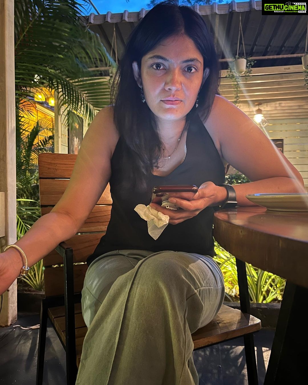 Kalpika Ganesh Instagram - Tissue can never be an issue❤️🔥 PC - @krishnashanthim love you for this candid #phoneclicks #candid #iphonephotography #nightlight #facelight #natural #iamkalpika #kalpikaganesh Makobrew World Coffee Bar