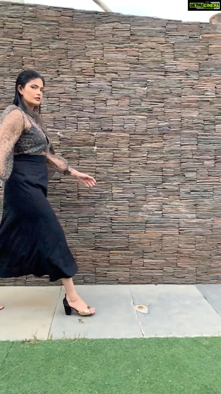 Kalpika Ganesh Instagram - Coz I’m worth it🖤🤎🖤 And also the climate today spoke something sparkling💗 VC - @avantishasingh MUH - @stylingbyavantisha #trending #bhoolbhulaiyaa2 #hareram #iamkalpika #kalpikaganesh #reelsinstagram