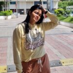 Kalpika Ganesh Instagram – After insisting him for atleast 20 times and reminding him he will miss out an opportunity to be capturing this flying jhatt that’s me
Then he gets these beautiful clicks on phone
Love you anna @ranganathbadri 

#garfield #yellow #hoodie #brothersisterlove #phonephotography #sunrise #hyderabad #dubaireturn #dubai #kalpika #iamkalpika Fairfield by Marriott Hyderabad Gachibowli