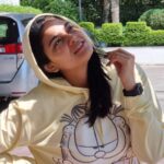 Kalpika Ganesh Instagram – After insisting him for atleast 20 times and reminding him he will miss out an opportunity to be capturing this flying jhatt that’s me
Then he gets these beautiful clicks on phone
Love you anna @ranganathbadri 

#garfield #yellow #hoodie #brothersisterlove #phonephotography #sunrise #hyderabad #dubaireturn #dubai #kalpika #iamkalpika Fairfield by Marriott Hyderabad Gachibowli