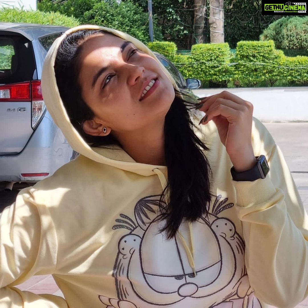 Kalpika Ganesh Instagram - After insisting him for atleast 20 times and reminding him he will miss out an opportunity to be capturing this flying jhatt that’s me Then he gets these beautiful clicks on phone Love you anna @ranganathbadri #garfield #yellow #hoodie #brothersisterlove #phonephotography #sunrise #hyderabad #dubaireturn #dubai #kalpika #iamkalpika Fairfield by Marriott Hyderabad Gachibowli