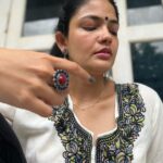 Kalpika Ganesh Instagram – செலுத்துகிறது
Celuttukiṟatu

#candid #iphoneonly #earlymorning #kalpika #iamkalpika #nosering #blackbindi #jhumki #fingerrings #stones #coffee #conversation #balcony #pony #tamil #iyengar