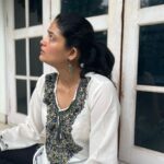 Kalpika Ganesh Instagram – செலுத்துகிறது
Celuttukiṟatu

#candid #iphoneonly #earlymorning #kalpika #iamkalpika #nosering #blackbindi #jhumki #fingerrings #stones #coffee #conversation #balcony #pony #tamil #iyengar