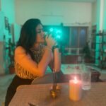 Kalpika Ganesh Instagram – @batasaristudios is a VIBE❤️‍🔥

@iambatasari sending you only and the utmost needed vibes💛

#kalpika #iamkalpika #iphonexr #candid #candle #vibe #batasaristudios #banjarahills #candid #light #lowlight
