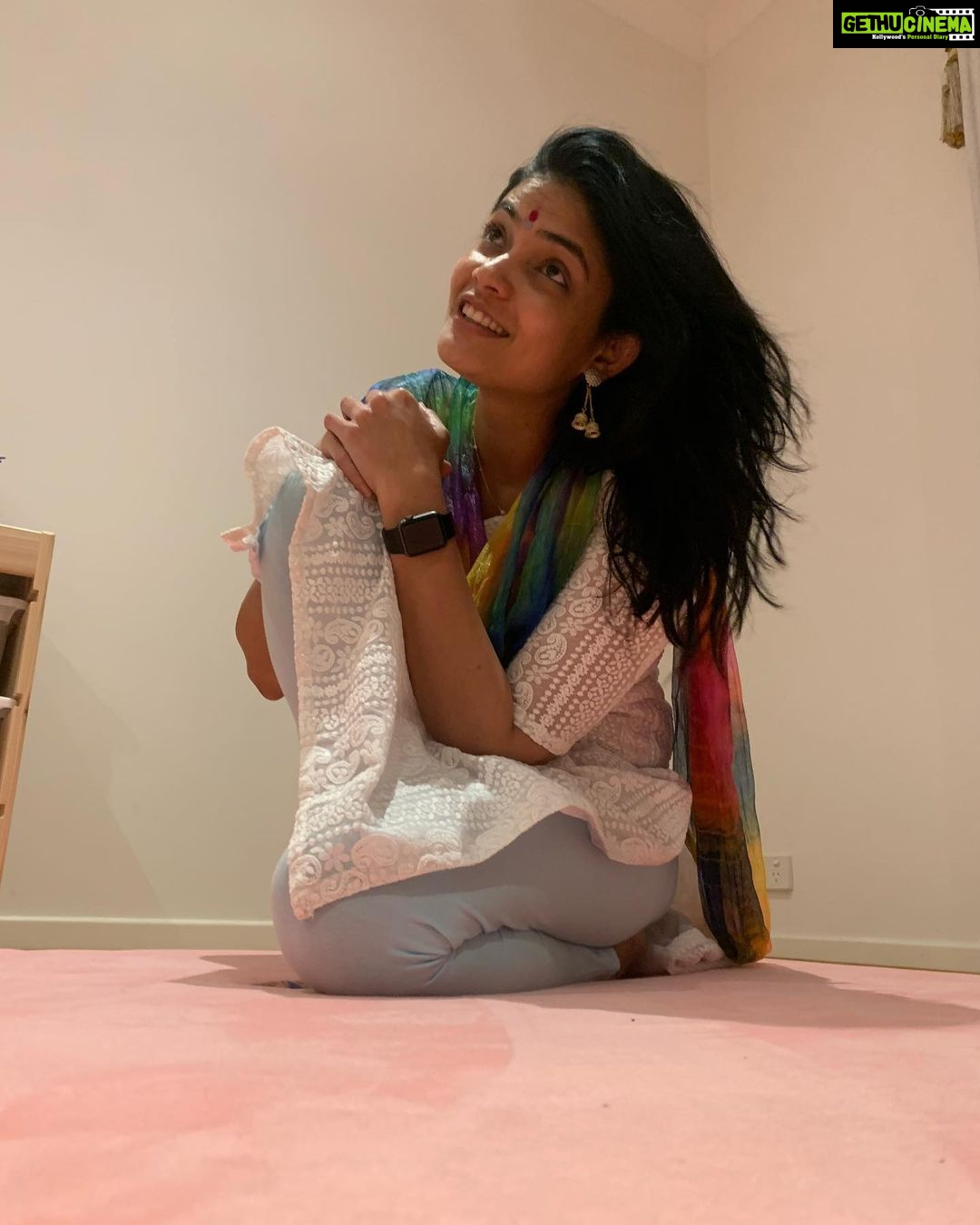 Kalpika Ganesh Instagram - Hello FRIDAY You better be as lively as me today to everyone out thereπ€β€οΈβπ₯ππ€ Kurti curated by @saja_official.in π€ Dupatta and ear rings by @worldof_sahaja #friday #peace #lively #iamkalpika #kalpika #phoneclicks #iphonexr #bindi