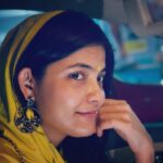 Kalpika Ganesh Instagram - Thank you @photographyby.e.a for this cute blingy ear ring #hoodie #yellow #earrings #hanging #bindi