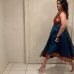 Kalpika Ganesh Instagram - When my mom decided to recreate one of her sarees into a dress for me @stylusdesignerstudio made it happen so beautifully Thank you @anumita.nadesan for your beautiful voice🥰 VC @ru_sh_ee_ka bhabi🥰 #reels #chalire #anushkasharma #saree #kalpika #iamkalpika #kalpikaganesh #melbourne #melbournediaries #onepiece Manor Lakes