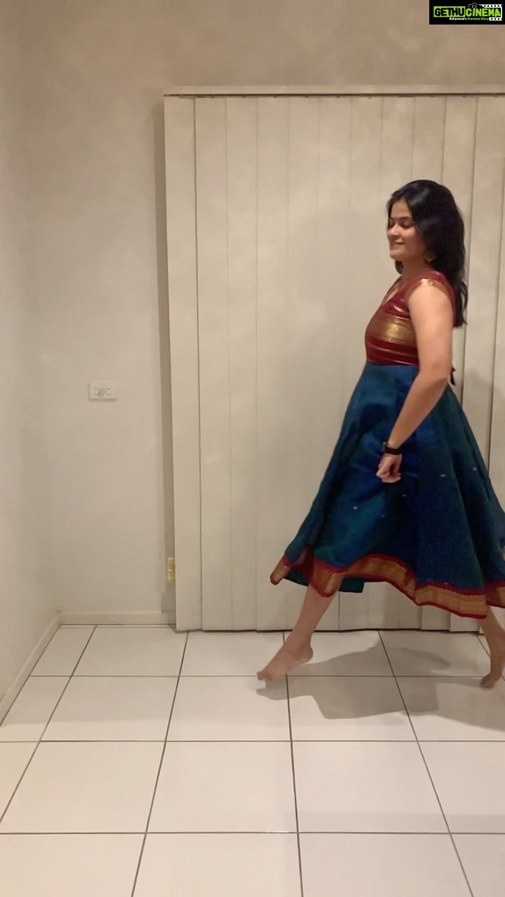 Kalpika Ganesh Instagram - When my mom decided to recreate one of her sarees into a dress for me @stylusdesignerstudio made it happen so beautifully Thank you @anumita.nadesan for your beautiful voice🥰 VC @ru_sh_ee_ka bhabi🥰 #reels #chalire #anushkasharma #saree #kalpika #iamkalpika #kalpikaganesh #melbourne #melbournediaries #onepiece Manor Lakes