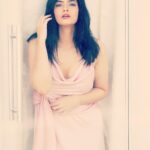 Kalpika Ganesh Instagram - BABY in PINK MUH @stylingbyavantisha 📸 Karteek #flawless #pink #babypink #kalpika #iamkalpika #kalpikaganesh #eyes #shorthair #curtains