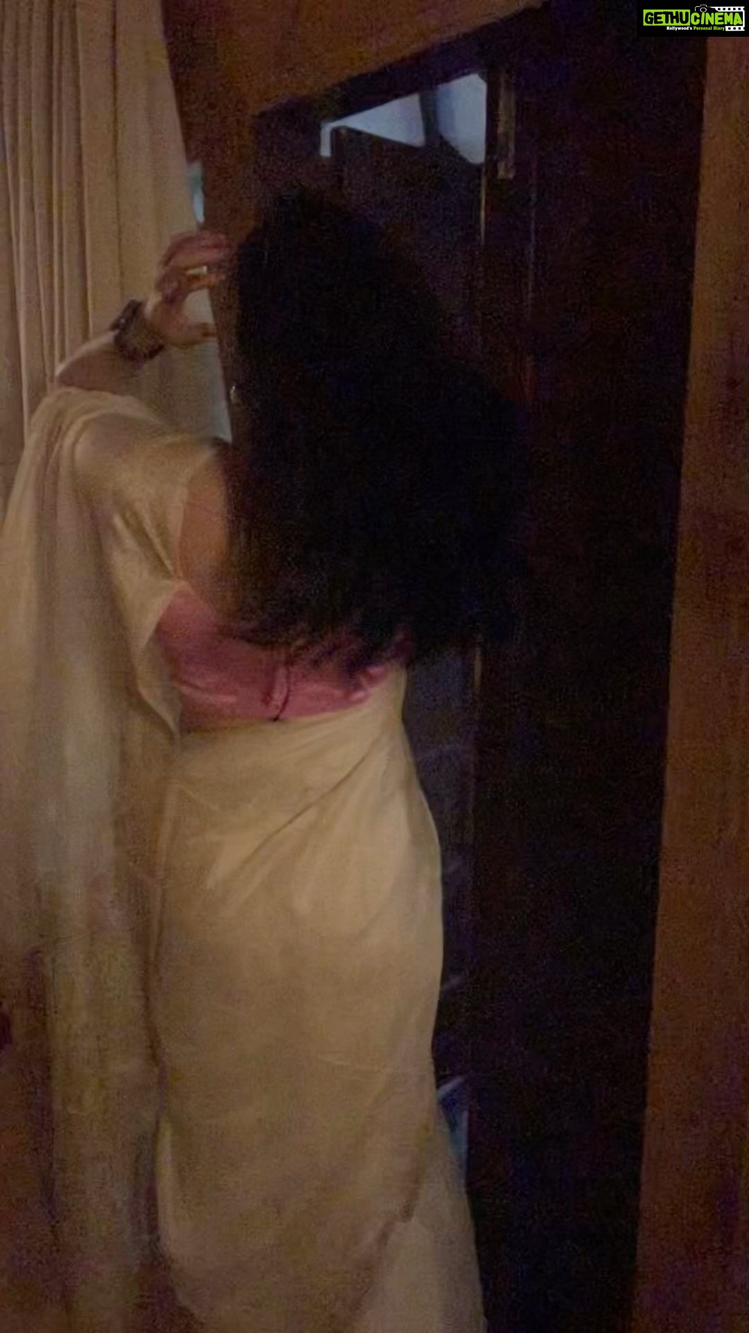 Kalpika Ganesh Instagram - #saree #kerala #keralasaree #babypink #sleeveless #destinationwedding #goa #maajha #slomo #tease #cottage #resort #kalpikaganesh #iamkalpika #vibe #mood #romantic #goodhair #shorthair Amritara Aura Goa