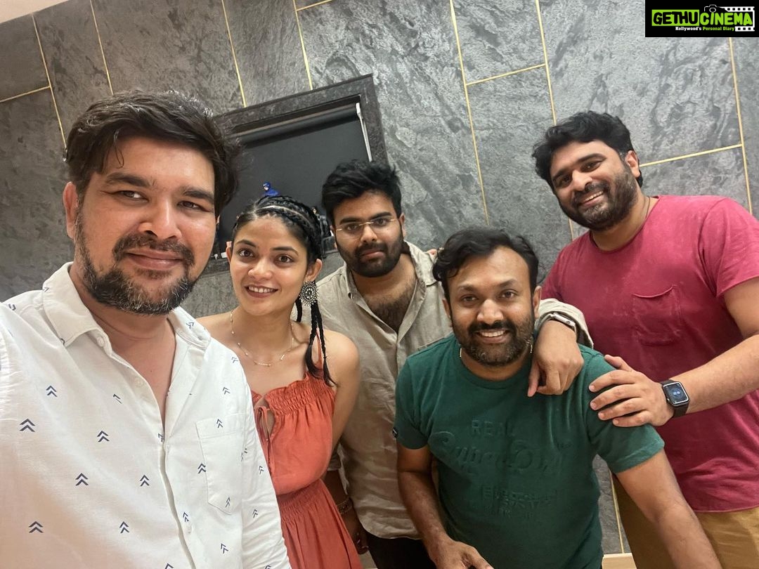 Kalpika Ganesh Instagram - This bunch of directors always is a VIBE @krishnachaitanya.dir @sadinenipavan @munna_thedirector @sudheerkvarma Clubhouse lo kalsi racha chesam And kalsina prathi saari Ade tradition avthundi💞 #randomcatchups #directors #tfi