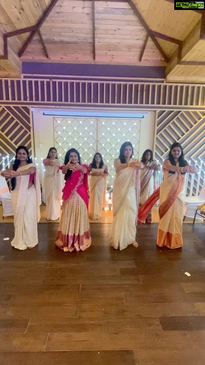 Kalpika Ganesh Instagram - Because this song deserves a special mention and the film (Ante Sundaraniki) too being the most watched in @netflix_in And when all of us are twinning why not I say🤍💕🤍 Show more love as most of them debuted in reels❤️🔥 @nameisnani @nazriyafahadh @vishnuviv #antesundaraniki #reelsinstagram #saree #sareelove #traditional #twinning #cream #babypink #wedding #destinationwedding #goa #majha #saturday #weekend Amritara Aura Goa