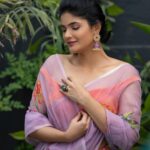 Kalpika Ganesh Instagram - Feel light and look beautiful in these floral organza sarees, highlighted with sequins work!! Shop at @saja_official.in 📸 @karteeksivagouni MUH @stylingbyavantisha #bysaja #organzasaree #floral #indowestern #womensfashion #rich #elegant #orange #pink #offshoulder #happyface #beauty #iamkalpika #kalpikaganesh #collarbone Froth The Cafe Bar