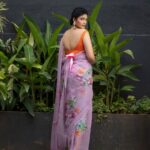 Kalpika Ganesh Instagram - POISE💜💞❤️‍🔥💜 Feel light and look beautiful in these floral organza sarees, highlighted with sequins work!! Shop at @saja_official.in 📸 @karteeksivagouni MUH @stylingbyavantisha #bysaja #organzasaree #floral #indowestern #womensfashion #rich #elegant #orange #pink #offshoulder #happyface #beauty #iamkalpika #kalpikaganesh #saree Froth The Cafe Bar