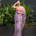 Kalpika Ganesh Instagram - Hello SUNSHINE💜❤️‍🔥💜 Feel light and look beautiful in these floral organza sarees, highlighted with sequins work!! Shop at @saja_official.in 📸 by @karteeksivagouni MUH @stylingbyavantisha #bysaja #organzasaree #floral #indowestern #womensfashion #rich #elegant #orange #pink #offshoulder #happyface #beauty #lavender #orange #iamkalpika #kalpikaganesh Froth The Cafe Bar