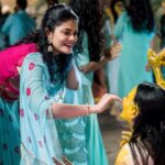 Kalpika Ganesh Instagram - Just few minutes before I was all HALDI wali Thanks to @chandurdc & @mahesh_the_filmmaker for making sure no one is left with out a proper haldi massage🤍💙 #destinationwedding #goa #majhaa #bestie #resort #haldi #haldiceremony #indian #celebration #culture Amritara Aura Goa