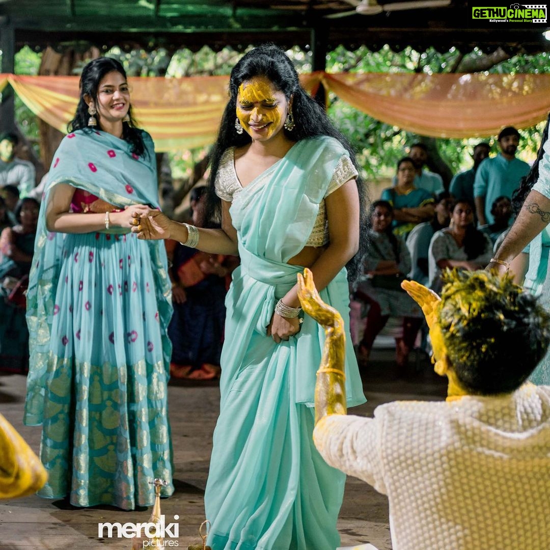 Kalpika Ganesh Instagram - Just few minutes before I was all HALDI wali Thanks to @chandurdc & @mahesh_the_filmmaker for making sure no one is left with out a proper haldi massage🤍💙 #destinationwedding #goa #majhaa #bestie #resort #haldi #haldiceremony #indian #celebration #culture Amritara Aura Goa