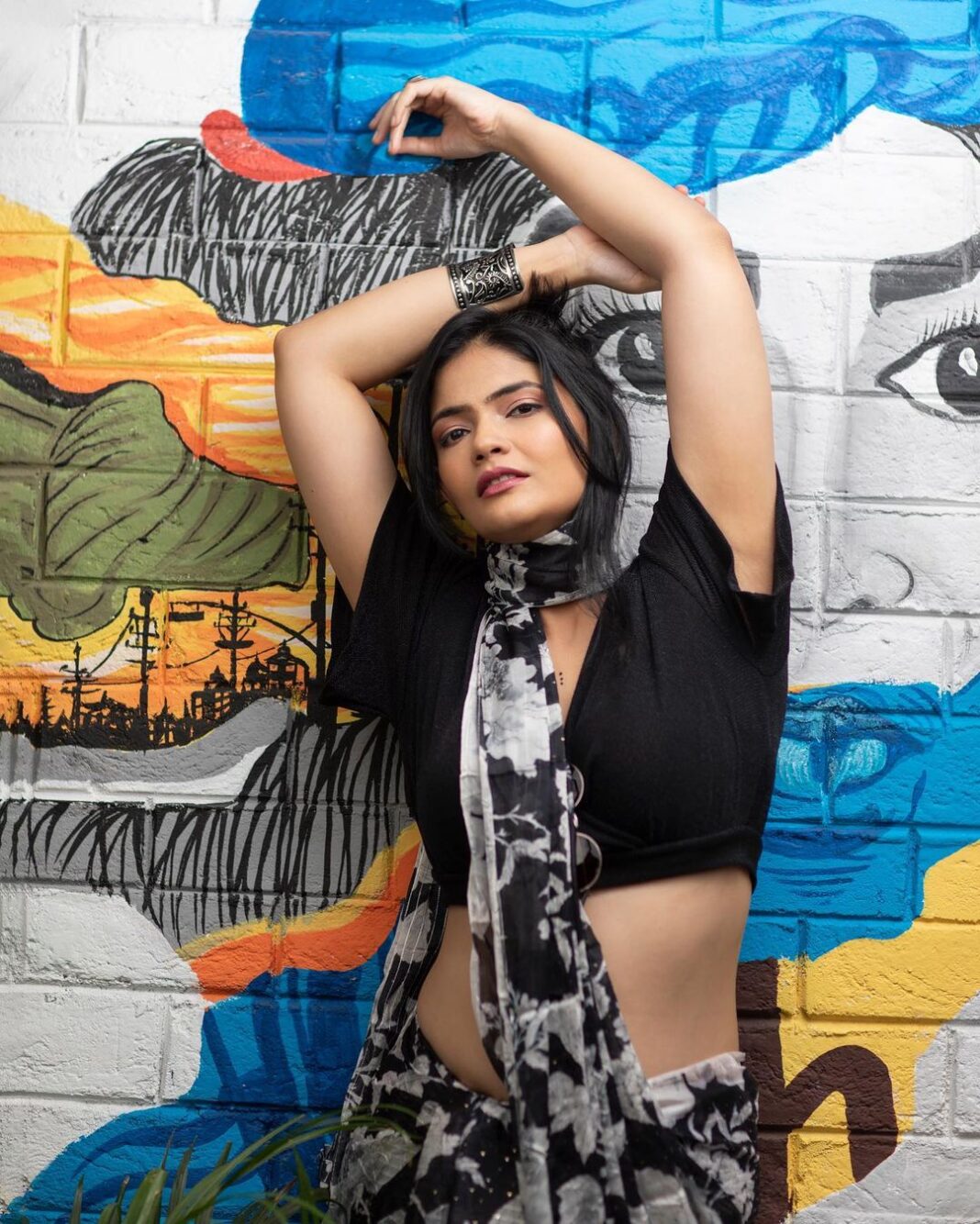 Kalpika Ganesh Instagram - 🖤🤍🖤 Floral Love By @saja_official.in Styled by @worldof_sahaja MUH @stylingbyavantisha 📸 @karteeksivagouni #floral #blacksaree #blacknwhite #slayer #poser #attitude #sajaofficial #kalpika #kalpikaganesh Froth The Cafe Bar