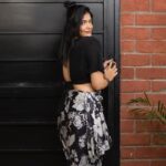 Kalpika Ganesh Instagram - Florals are back BLACK is back Get your customised prints from @saja_official.in 📸 @karteeksivagouni MUH @stylingbyavantisha #black #blacksaree #mixnmatch #cool #shiffon #blacknwhite #florals #kalpika #kalpikaganesh #sajaofficial Froth The Cafe Bar