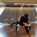 Kalpika Ganesh Instagram – Back to the grind 
With my Masteruuu @dancewithkenny 

Beautifully shot by @monica_tavanam 

#contemporary #dance #barsaat #black #nahinsamne