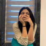 Kalpika Ganesh Instagram – Weather gets me full naughty 🤍

#phoneclicks #shotoniphone #iphonexr #candid #casual #kalpikaganesh #iamkalpika #hair #goodlighting