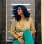 Kalpika Ganesh Instagram - Weather gets me full naughty 🤍 #phoneclicks #shotoniphone #iphonexr #candid #casual #kalpikaganesh #iamkalpika #hair #goodlighting