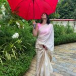 Kalpika Ganesh Instagram – KHUSHI 💞

#saree #sareelove #monsoon #destinationwedding #majhaa #halfwhite #babypink #sleevelessblouse #kalpika #kalpikaganesh #saja #sajaofficial #goa #mehandi Amritara Aura Goa