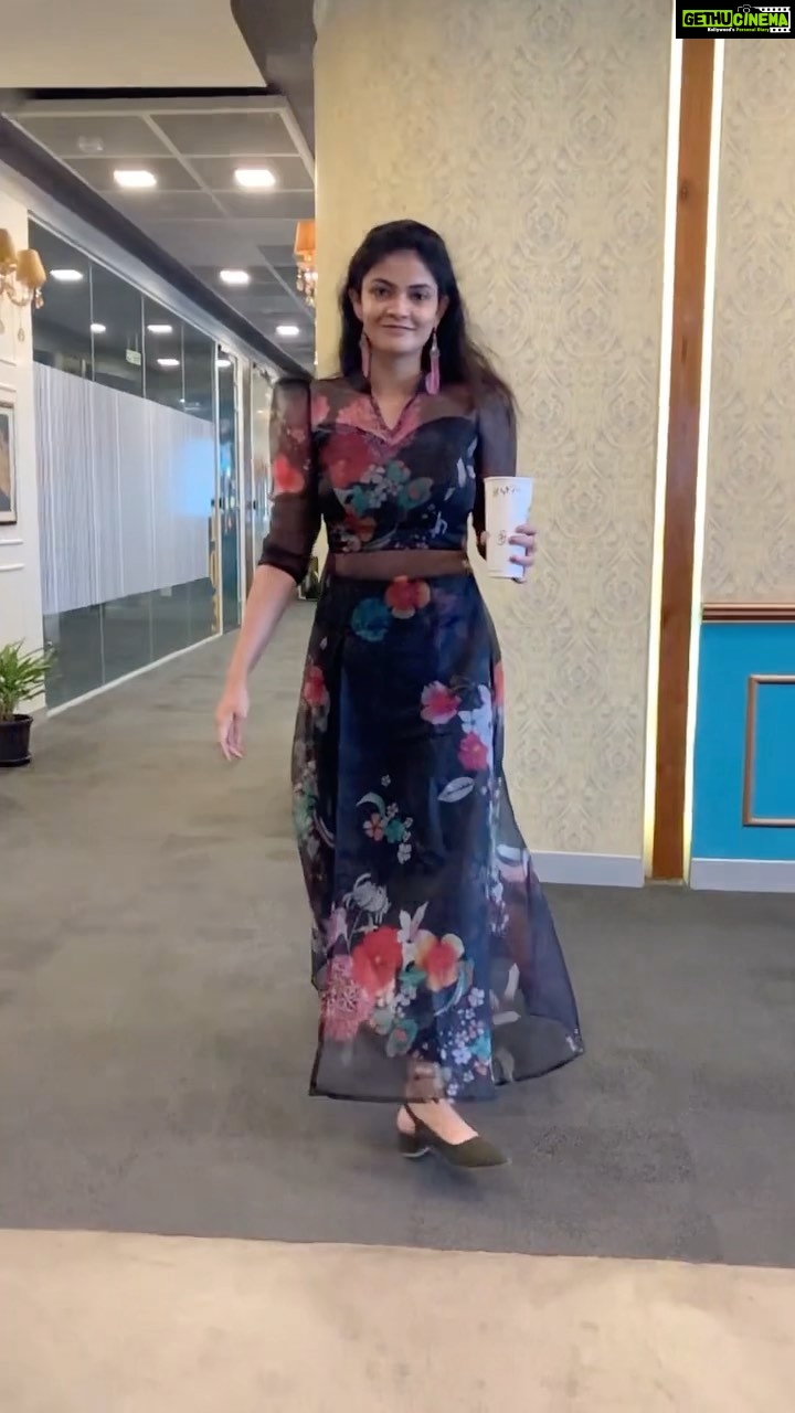 Kalpika Ganesh Instagram - I would love to design for you anytime🖤… its because you leave the choice to the designer…. Ua The Best 🖤 Organza Slit Top #srlabelbyyaminireddy #slitdress #slitkurti #slittop #slitcroptop #kalpikaganesh #designerdiaries #simpleoutfit #simplekurti #simpleslitdress