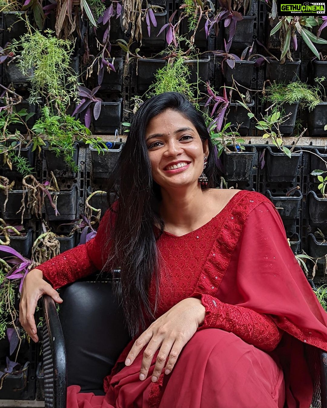 Kalpika Ganesh Instagram - Thank you @shopsneakk for making sure I get ready like a Little Red Riding Hood for this month LOVE For more of customised smart wear check out their collection ❤️ #shopsneakk #salwarkameez #red #dupatta #palazo #palazosuit Farzi Cafe, Hyderabad