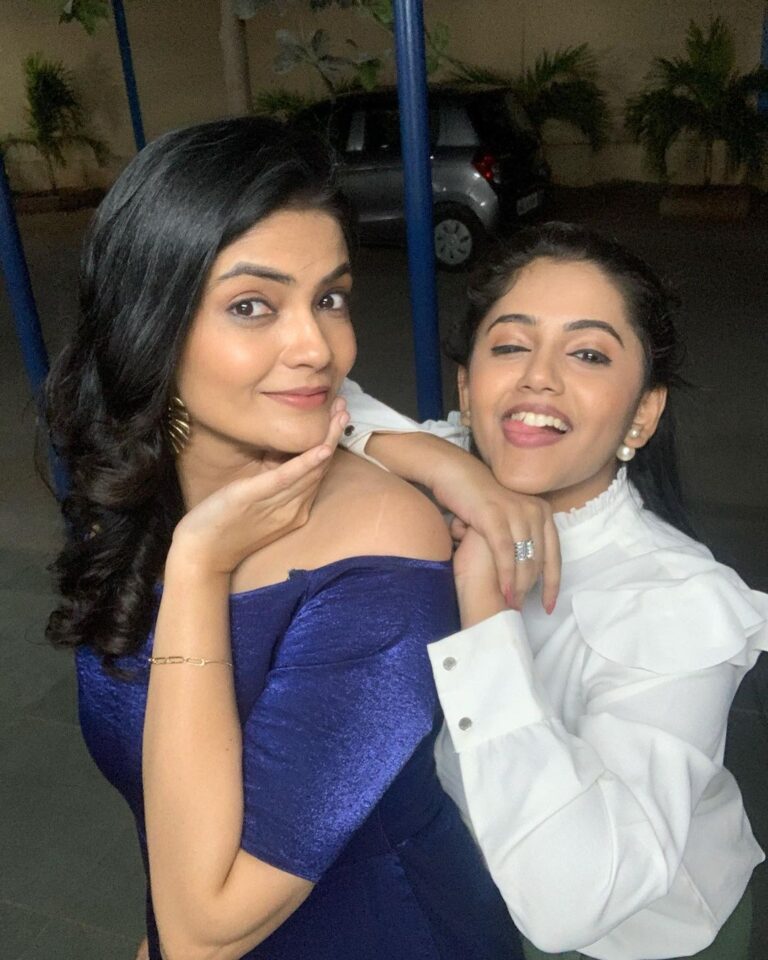 Kalpika Ganesh Instagram - Had super fun with this cutie @thenameis_annie on the show WOW on the occasion of promoting our series LOSER Have you watched it yet on @zee5 @zee5telugu @officialsaikumar is always welcoming and feels home talking or being part of his show WOW Make up hair by @thimmappa180 This beautiful glossy gown by @mounagummadi #wow #etv #iamloser #webseries #telugu #tamil #zee5 Saradhi Studios