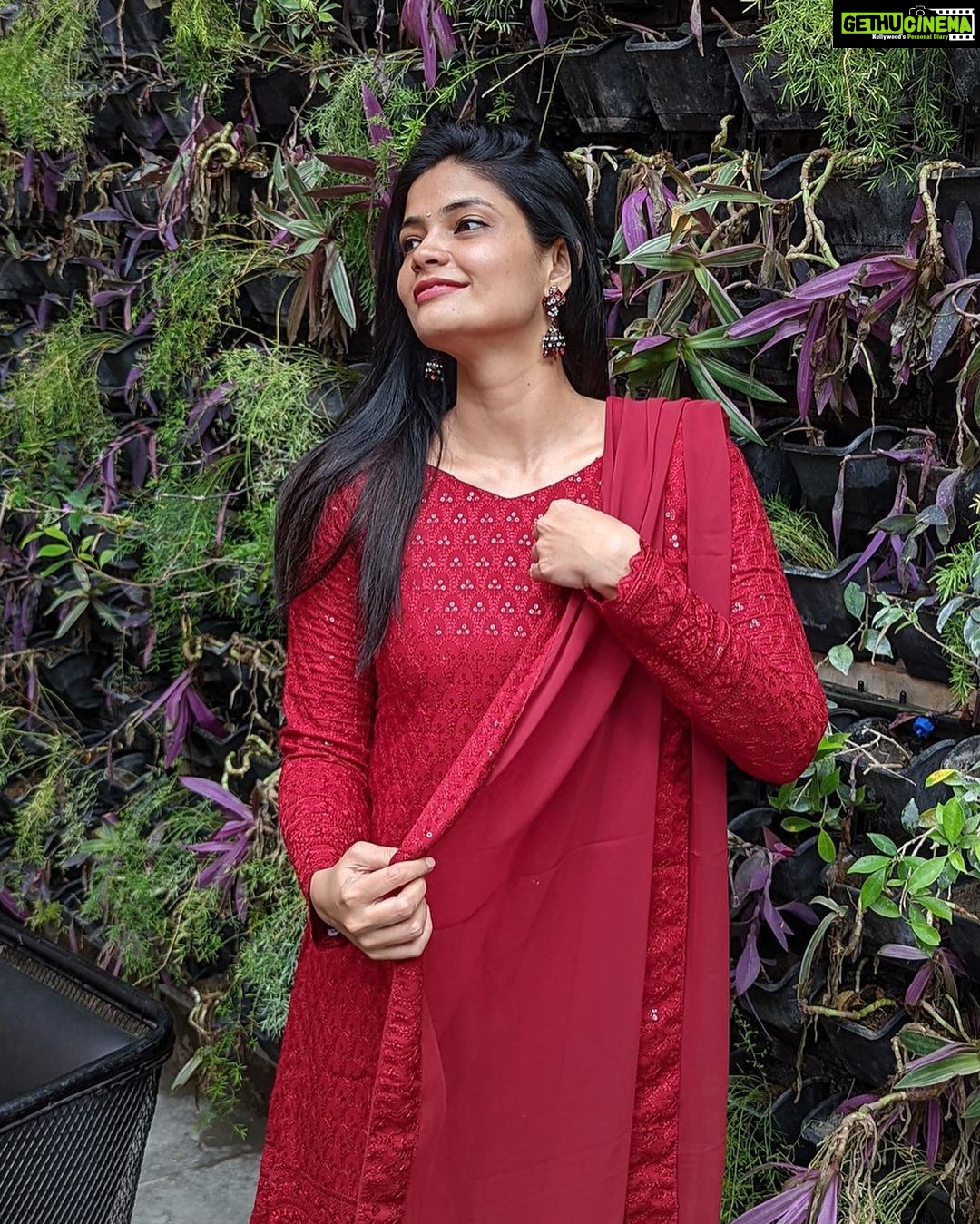 Kalpika Ganesh Instagram - Thank you @shopsneakk for making sure I get ready like a Little Red Riding Hood for this month LOVE For more of customised smart wear check out their collection ❤️ #shopsneakk #salwarkameez #red #dupatta #palazo #palazosuit Farzi Cafe, Hyderabad