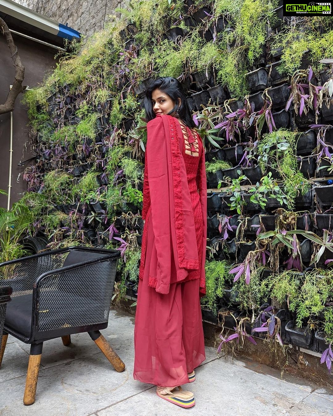 Kalpika Ganesh Instagram - Thank you @shopsneakk for making sure I get ready like a Little Red Riding Hood for this month LOVE For more of customised smart wear check out their collection ❤️ #shopsneakk #salwarkameez #red #dupatta #palazo #palazosuit Farzi Cafe, Hyderabad