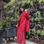 Kalpika Ganesh Instagram - Thank you @shopsneakk for making sure I get ready like a Little Red Riding Hood for this month LOVE For more of customised smart wear check out their collection ❤️ #shopsneakk #salwarkameez #red #dupatta #palazo #palazosuit Farzi Cafe, Hyderabad