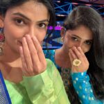 Kalpika Ganesh Instagram - Cash lo sure ga chesaamu racha with one and only @kanakalasuma akka❤️ For LOSER SEASON2 promotions #cash #etv #loserseason2